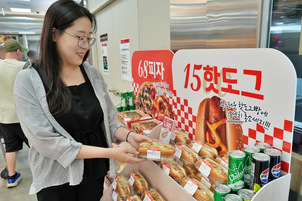 ▲롯데마트와 롯데슈퍼가 올해 1월에 선보인 가성비 델리 상품 '핫도그'가 출시 5개월만에 100만개 판매 성과를 기록했다. (사진제공=롯데마트·슈퍼)
