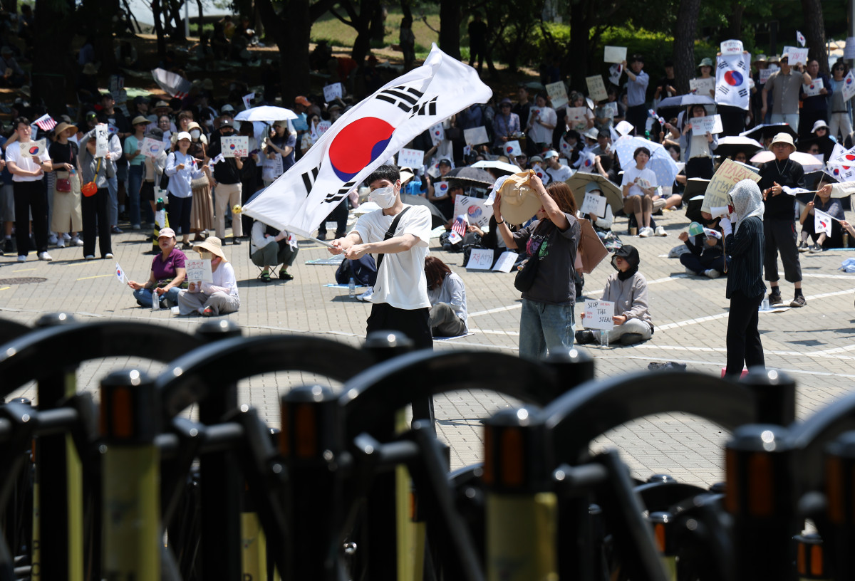 ▲6·3 지방선거 투표용지 부족 사태를 규탄하며 재선거를 요구하는 '잠실 개표소 봉쇄 시위'가 계속되고 있는 9일 서울 송파구 올림픽공원 핸드볼경기장에서 시민들이 구호를 외치고 있다. (연합뉴스)