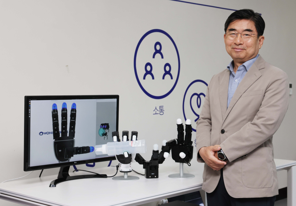 ▲김학래 원익로보틱스 대표가 4일 경기 안양시 원익로보틱스 연구소에서 이투데이와 인터뷰에 앞서 포즈를 취하고 있다. 신태현 기자 holjjak@ (이투데이DB)