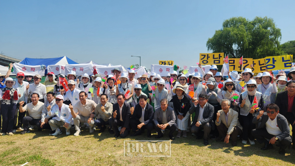 ▲15일 서울 세곡동 강남탄천파크골프장에서 열린 ‘하나더넥스트와 함께하는 제1회 비바브라보배 강남3구 파크골프대회’에서 조성명 강남구청장, 김현기 강남구청장 당선인, 이호귀 강남구의회 의장, 이종재 이투데이 대표이사 부회장, 신동민 이투데이피엔씨 대표 등 내빈들과 참가자들이 기념 사진을 찍고 있다. 서지희 기자 jhsseo@