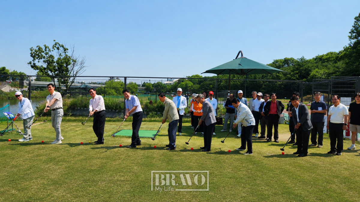 ▲15일 서울 강남구 강남탄천파크골프장에서 열린 ‘제1회 비바브라보배 강남3구 파크골프대회’에서 내빈들이 시타를 하고 있다. 서지희 기자 jhsseo@