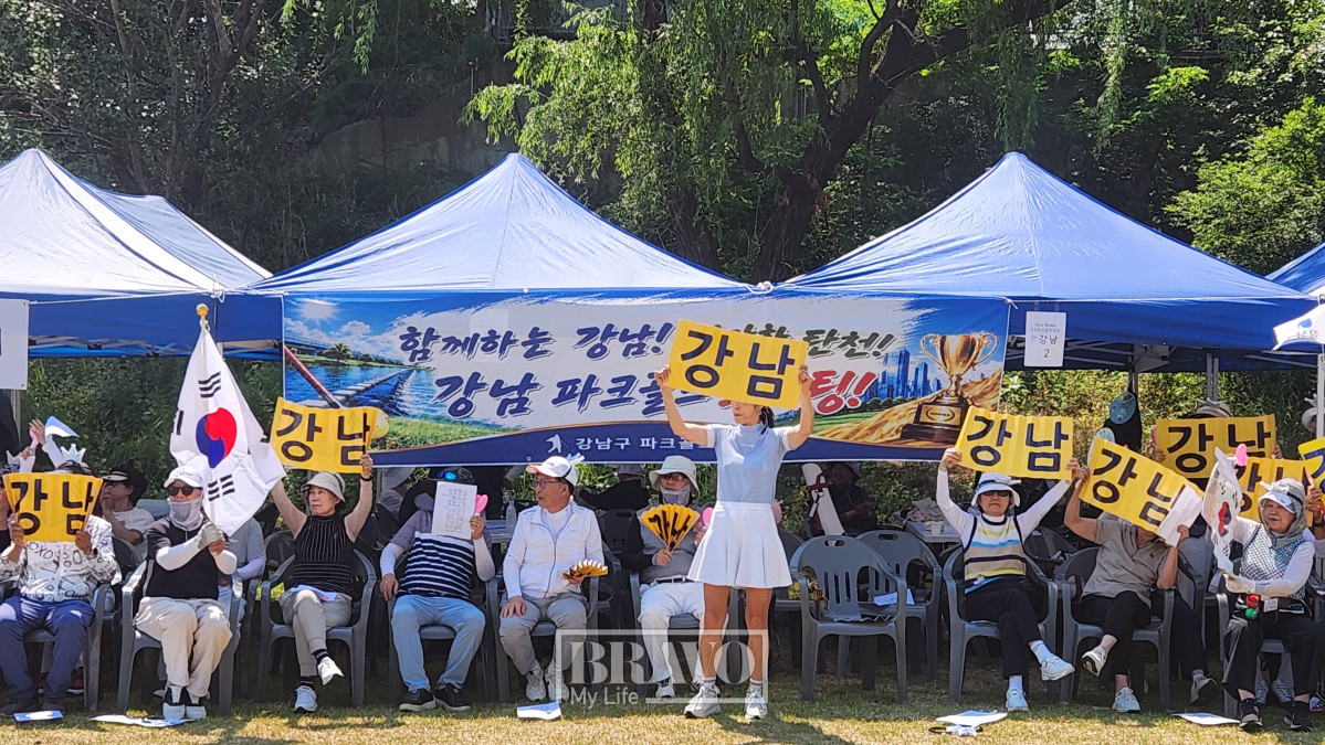▲15일 서울 세곡동 강남탄천파크골프장에서 ‘하나더넥스트와 함께하는 제1회 비바브라보배 강남3구 파크골프대회’에서 강남구파크골프협회가 응원하고 있다. 서지희 기자 jhsseo@