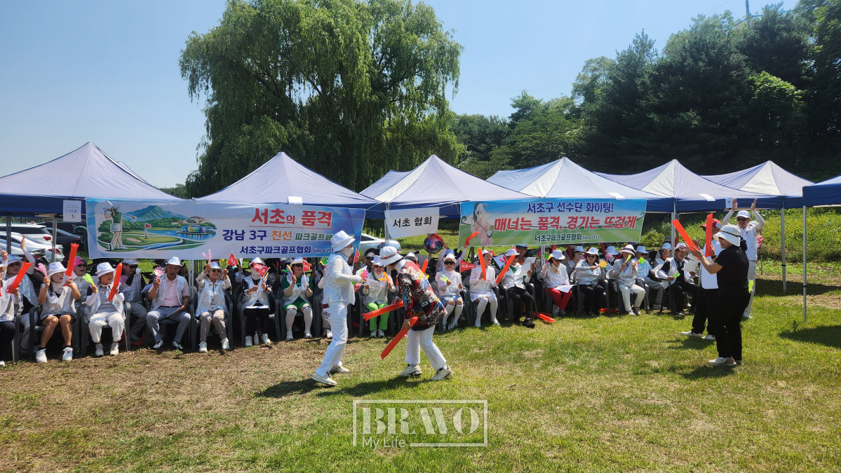 ▲15일 서울 세곡동 강남탄천파크골프장에서 ‘하나더넥스트와 함께하는 제1회 비바브라보배 강남3구 파크골프대회’에서 서초구파크골프협회가 응원하고 있다. 서지희 기자 jhsseo@