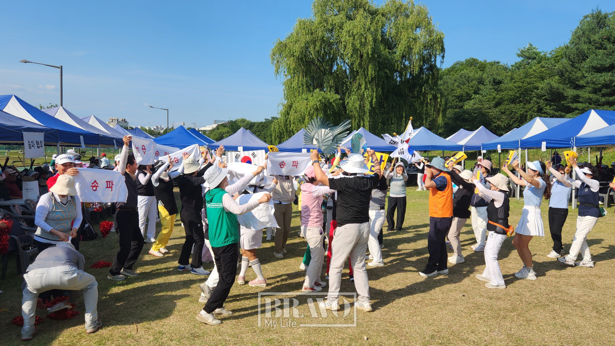▲15일 서울 세곡동 강남탄천파크골프장에서 ‘하나더넥스트와 함께하는 제1회 비바브라보배 강남3구 파크골프대회’에서 참가자들이 모두 한데 어우러져서 화합의 시간을 보내고 있다. 서지희 기자 jhsseo@