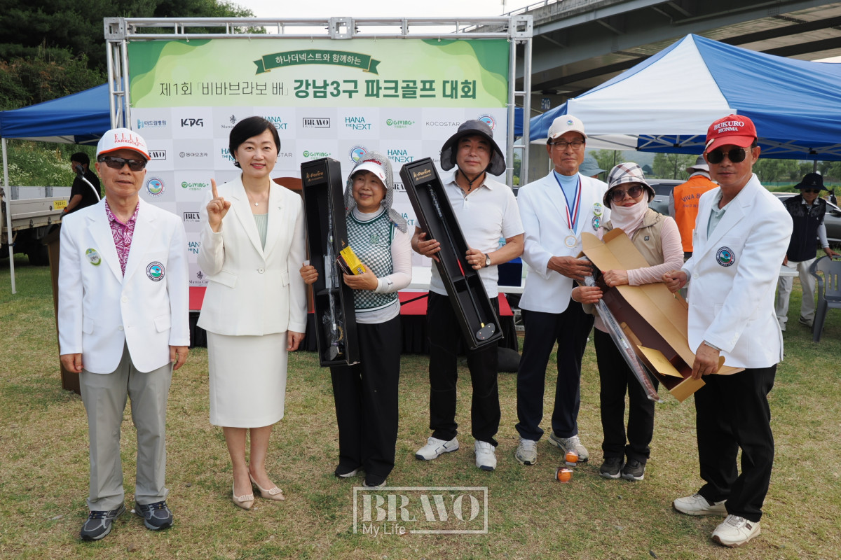 ▲15일 서울 세곡동 강남탄천파크골프장에서 열린 ‘하나더넥스트와 함께하는 제1회 비바브라보배 강남3구 파크골프대회’에서 이은정 하나은행 WM본부장(왼쪽에서 두 번째)이 상품 수상자들과 기념촬영을 하고 있다. 이준호 기자 jhlee@
