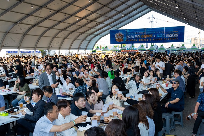 ▲관광객들이 군산근대역사박물관 일원에서 열린 ‘제5회 군산 수제맥주&블루스 페스티벌’ 행사장에서 수제맥주와 공연을 즐기고 있다. (사진제공=군산시)