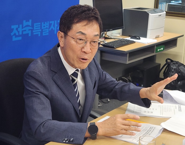 ▲신형식 전북특별자치도지사직 인수위원장이 기자간담회에서 재생에너지·피지컬AI·미래산업, 200조 AI·반도체 인프라 등 3개 특별위원회의 운영 현황과 향후 계획 등을 설명하고 있다. (사진제공=이원택 전북도지사 당선인 인수위)