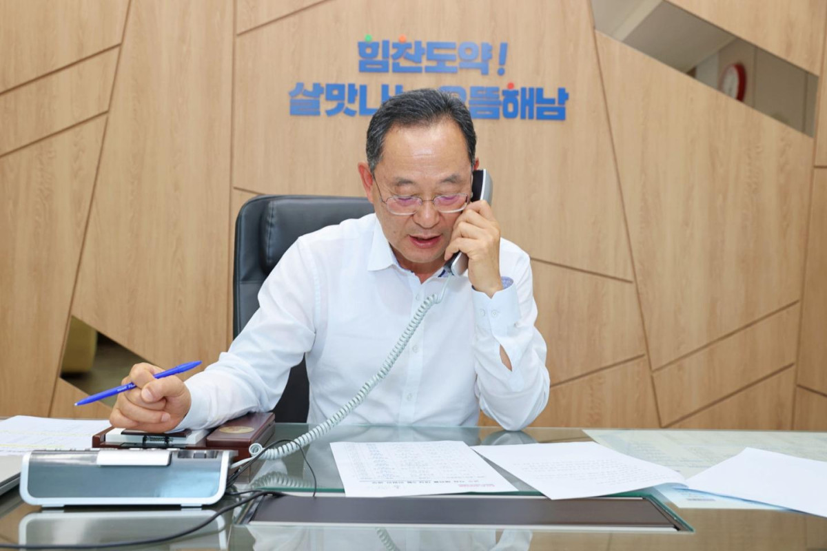 ▲"행정서비스 괜찮으셨습니까?" 명현관 해남군수가 민원인과 직접 통화하며 현장 목소리를 듣고 있다. (사진제공=해남군)