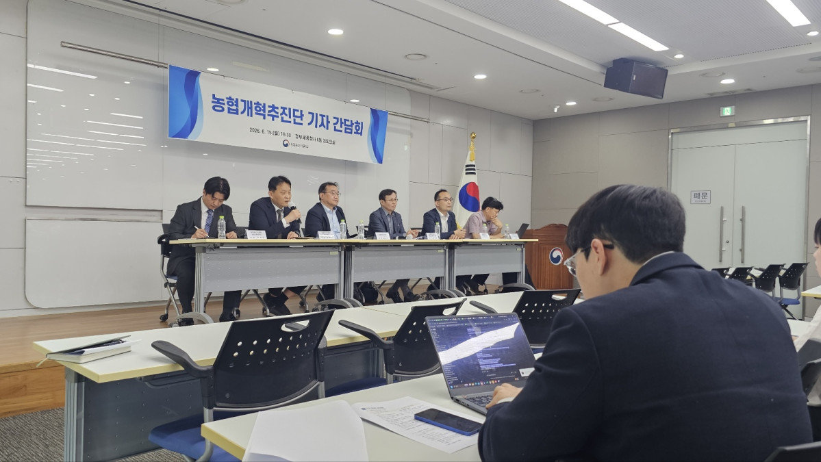 ▲농협개혁추진단이 15일 정부세종청사에서 기자 간담회를 열고 농협법 개정안의 주요 쟁점과 향후 개혁 방향을 설명하고 있다. (사진제공=농림축산식품부)