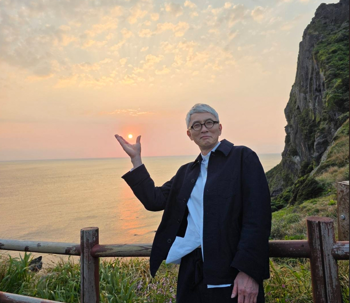 ▲제주도 성산일출봉 찾은 마츠시게 유타카의 모습. (사진제공=제주도)