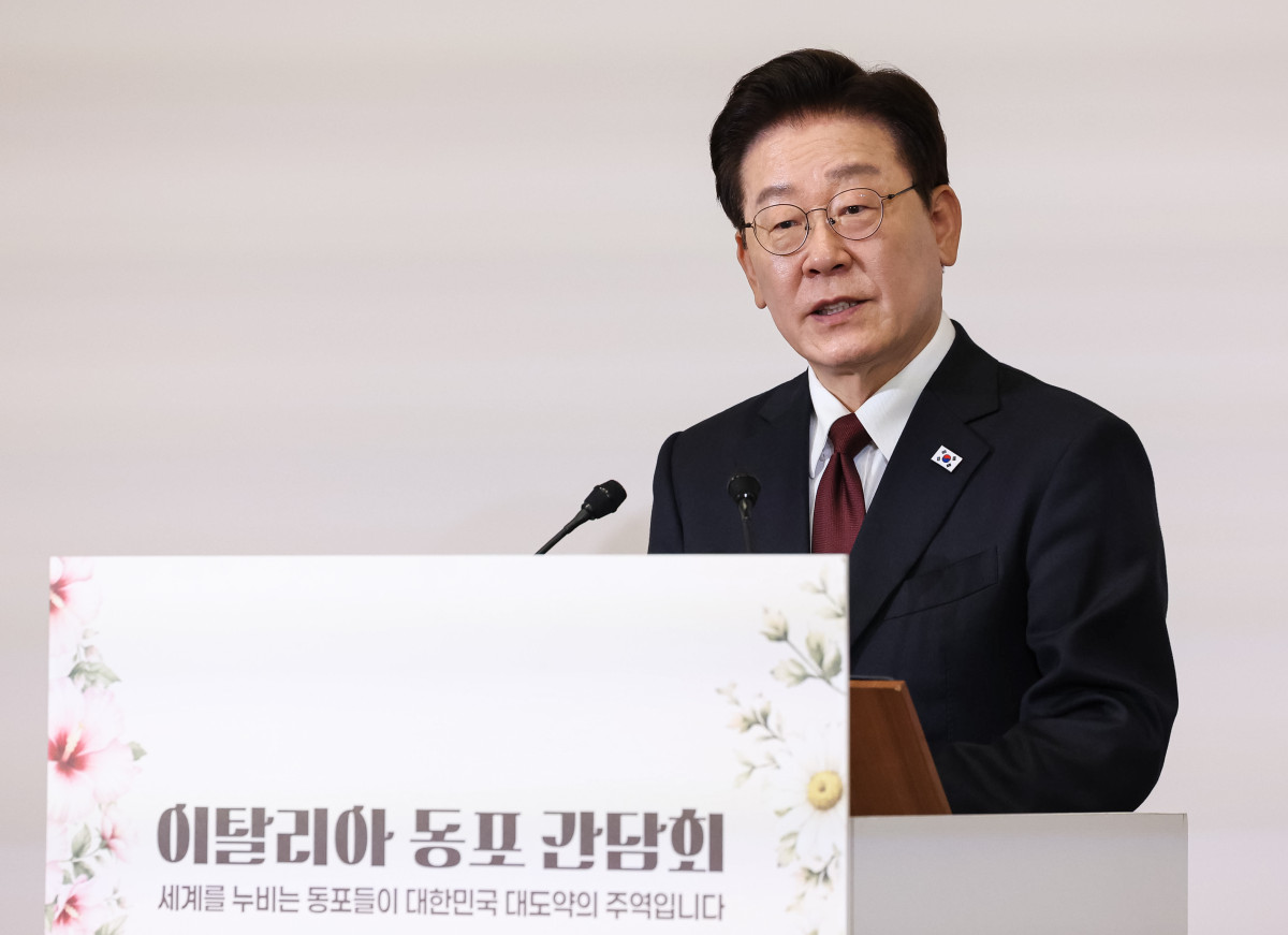 ▲이재명 대통령이 15일(현지시간) 이탈리아 로마 한 호텔에서 열린 동포 오찬 간담회에서 격려사를 하고 있다. (연합뉴스)