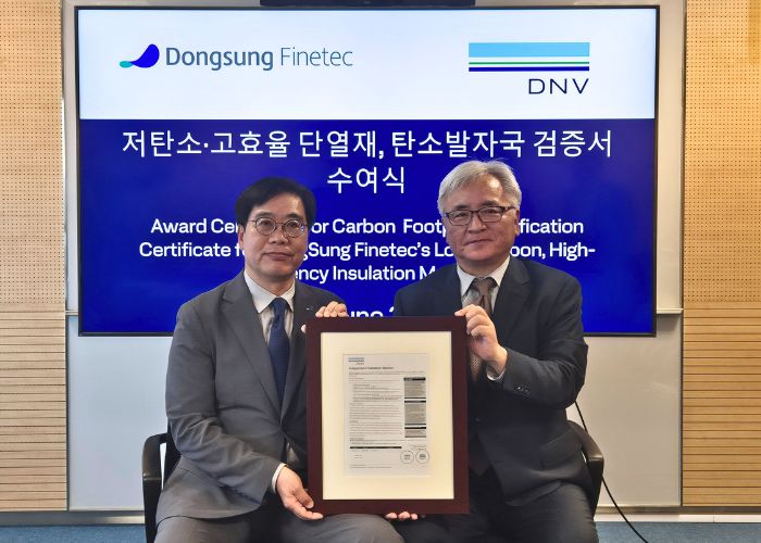 ▲정건출 동성화인텍 기술본부장(왼쪽부터), 이장섭 DNV 비즈니스어슈어런스코리아 대표이사가 기념촬영을 하고 있다. (사진제공=동성화인텍)