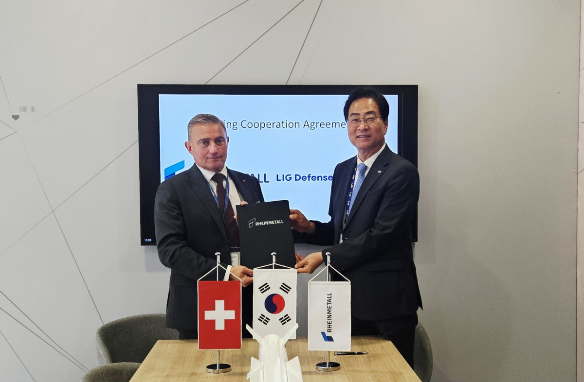 ▲LIG D&A와 라인메탈 에어디펜스가 전략적 파트너십을 맺고, 유럽 및 나토(NATO)에 대한 첨단 방공 시스템 공급을 위해 전방위적 협력을 추진한다. 15일(현지시간) 양사는 프랑스 파리에서 진행 중인 국제 방산전시회 유로사토리 전시장에 마련된 라인메탈 부스에서 전략적 파트너십을 위한 업무협약 서명식을 진행했다. 이현수 LIG D&A 해외사업부문장(오른쪽)과 올리버 뒤르 라인메탈 에어디펜스 최고경영자(CEO)가 기념촬영을 하고 있다. (사진제공=LIG D&A)