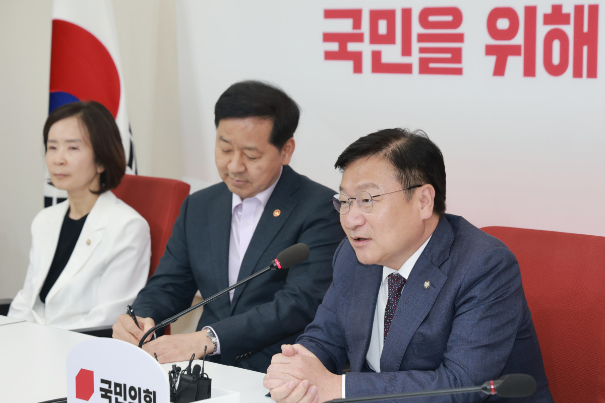 ▲국민의힘 정점식 원내대표가 15일 국회를 찾은 구윤철 부총리 겸 재정경제부 장관과 만나 인사말하고 있다. (연합뉴스)