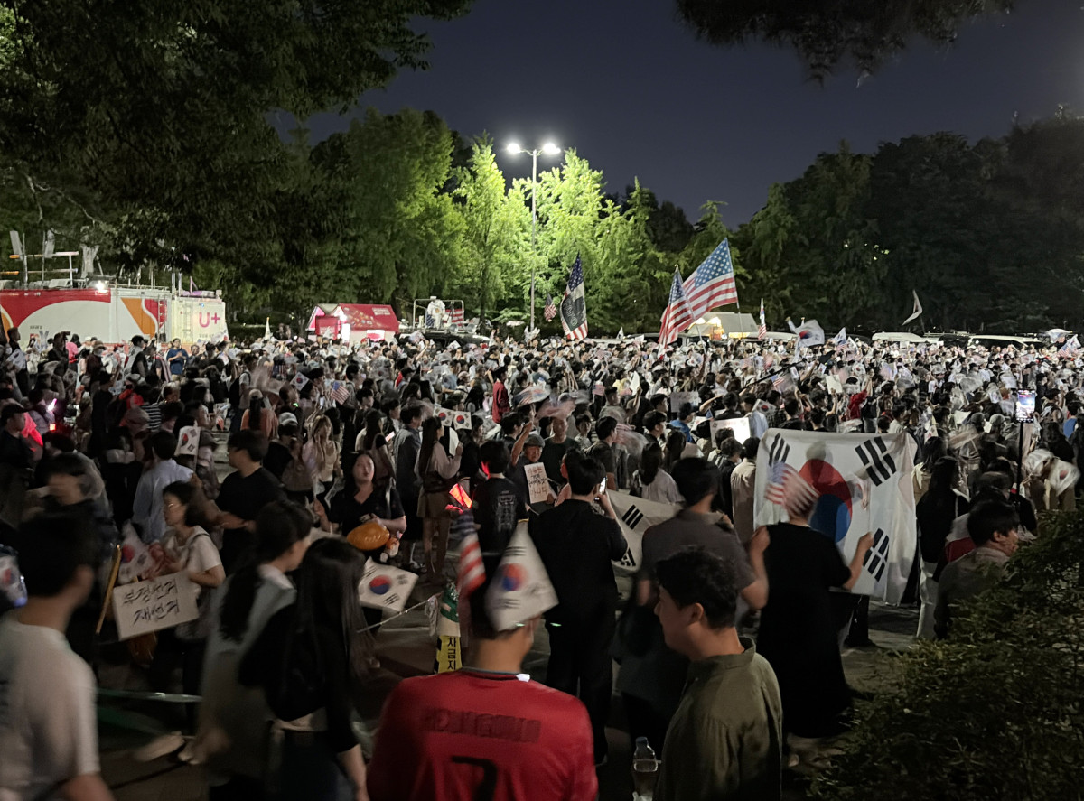 ▲6·3 지방선거 투표용지 부족 사태로 촉발된 잠실 개표소 봉쇄 시위가 주말을 앞두고 12일 저녁 다시 규모를 커져 인파로 북적이고 있다. (연합뉴스)