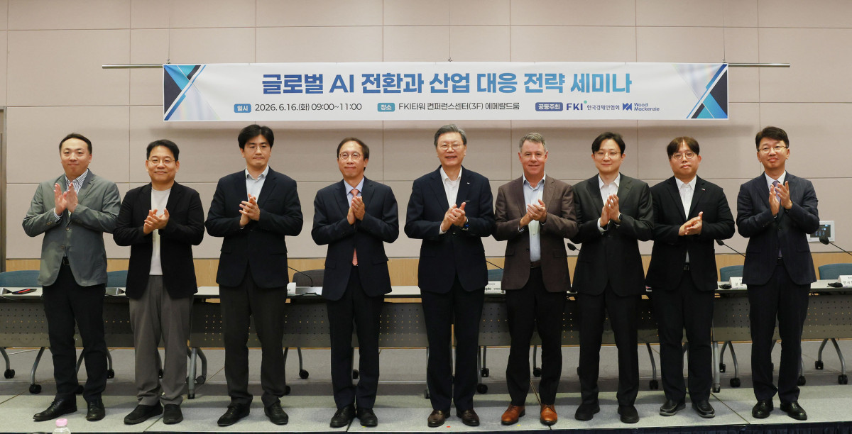 ▲김창범 한국경제인협회 부회장(왼쪽 다섯번째)과 이상규 정보통신정책연구원장(왼쪽 네번째)을 비롯한 내빈들이 16일 FKI타워 컨퍼런스센터에서 열린 '글로벌 AI 전환과 산업 대응 전략 세미나'에 참석해 기념촬영을 하고 있다. (한경협)