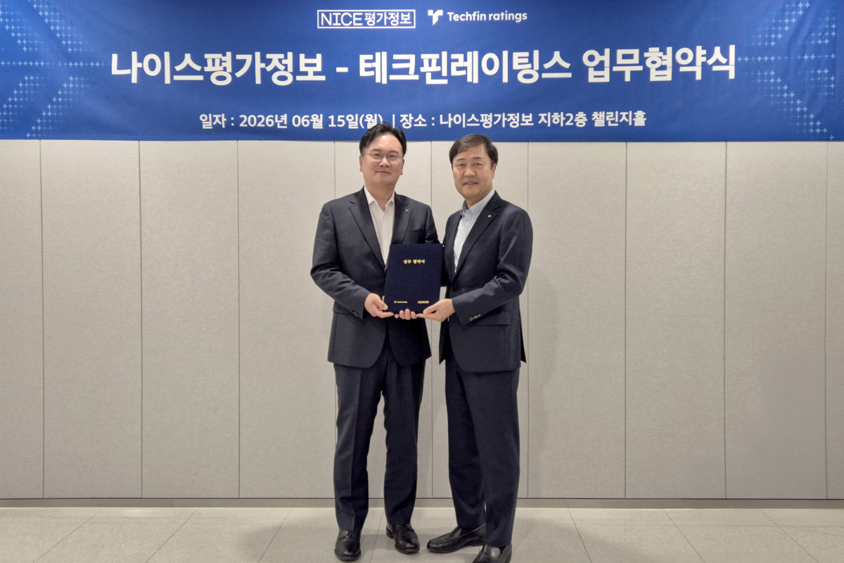 ▲옥형석 테크핀레이팅스 대표(오른쪽)와 김종윤나이스평가정보 대표가 ‘기업신용정보 활용 고도화 및 기업금융 서비스 발전을 위한 업무협약(MOU)’을 체결하고 기념촬영을 하고 있다.(더존비즈온 제공)