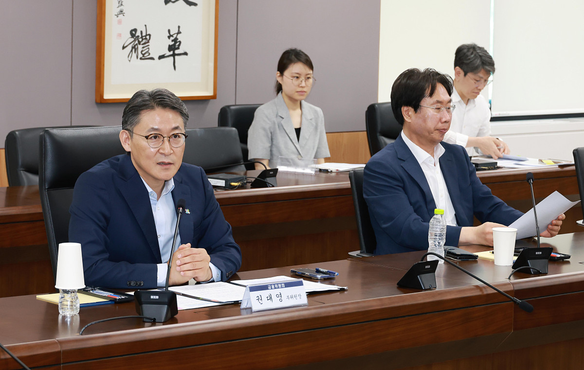 ▲권대영 금융위원회 부위원장이 16일 오전 서울 종로구 정부서울청사에서열린 '개인신용정보 동의제도 개편 법률자문단 회의'에 참석해 모두발언을 하고 있다. (사진제공=금융위원회)