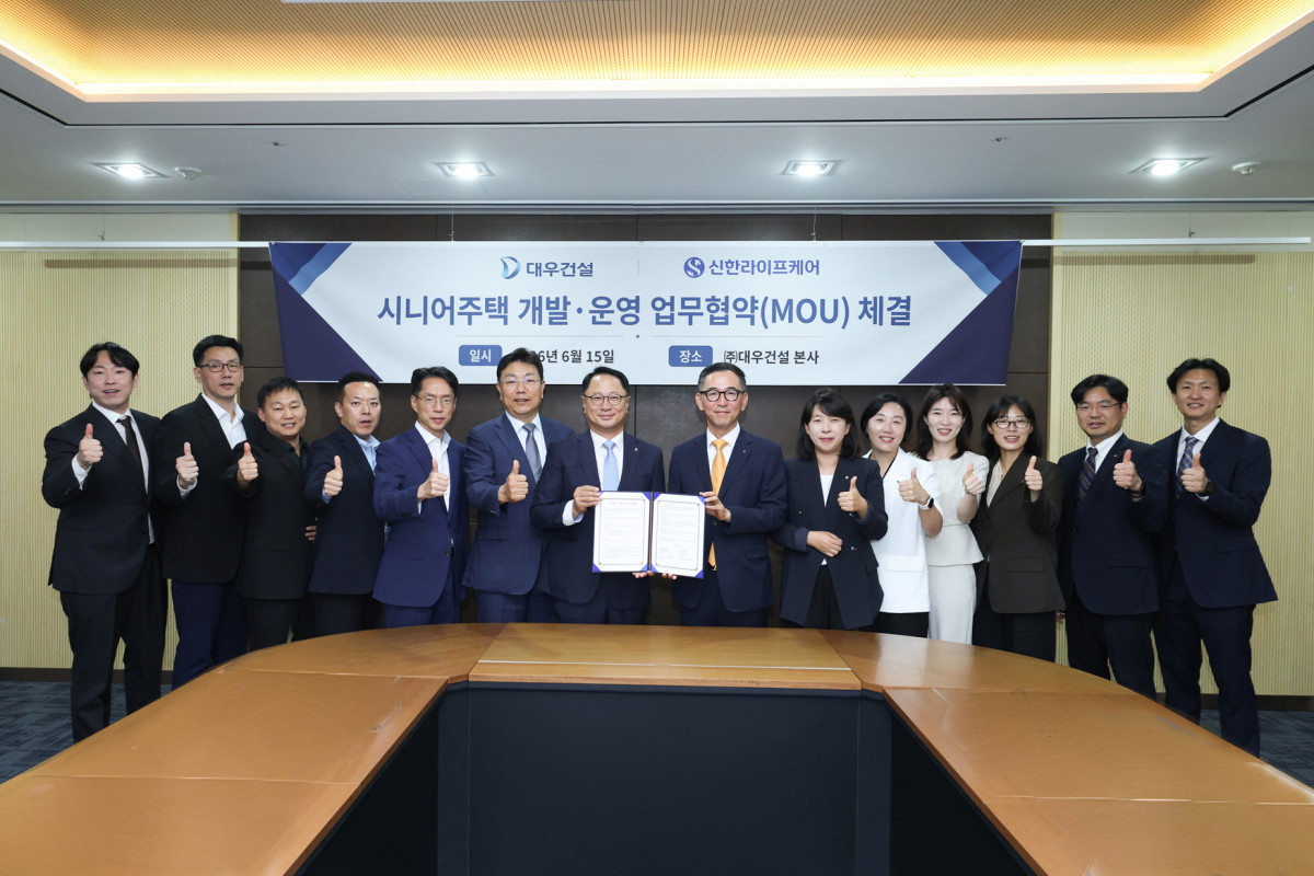 ▲전용수 대우건설 건축사업본부 본부장(왼쪽에서 7번째)과 우석문 신한라이프케어 대표(오른쪽에서 7번째) 등 관계자들이 시니어주택 사업 분야 협력을 위한 업무 협약을 체결하고 있다. (사진제공=대우건설)