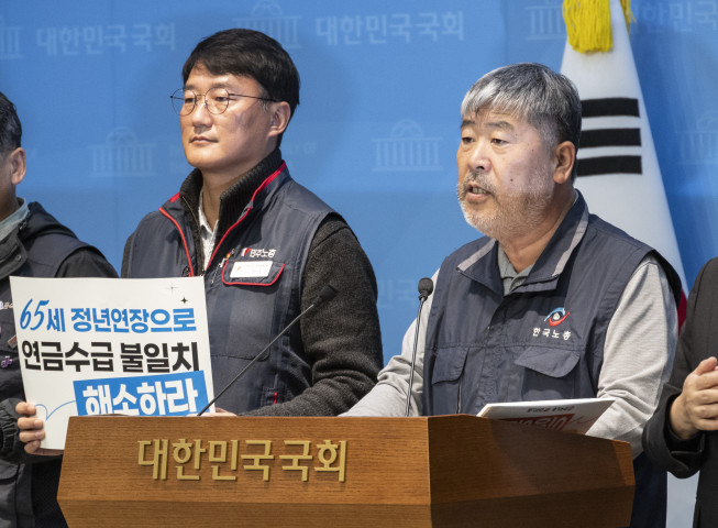 ▲김동명 한국노총 위원장이 지난해 11월 5일 국회에서 진보당 윤종오 의원과 한국노총, 민주노총이 주최한 65세 법정 정년 연장 입법 연내 촉구 기자회견에 참석해 발언하고 있다. (연합뉴스)