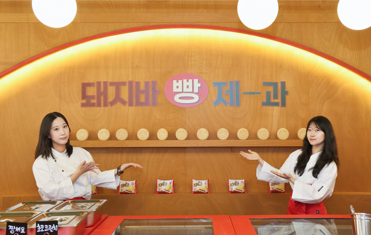 ▲서울 관악구 샤로수길에 들어선 롯데웰푸드의 '돼지바 빵집' 팝업을 모델들이 소개하고 있다. (사진제공 롯데웰푸드)