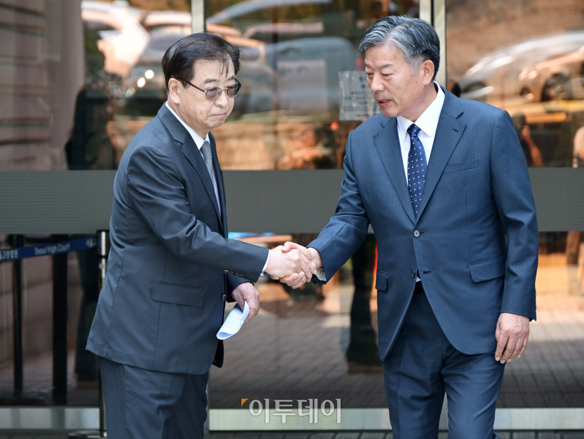 ▲서해 공무원 피격 사건 은폐 의혹으로 재판에 넘겨진 서훈(왼쪽) 전 청와대 국가안보실장과 김홍희 전 해양경찰청장이 16일 서울 서초구 서울고등법원에서 열린 항소심에서 무죄 선고를 받은 후 악수하고 있다. 사진공동취재단