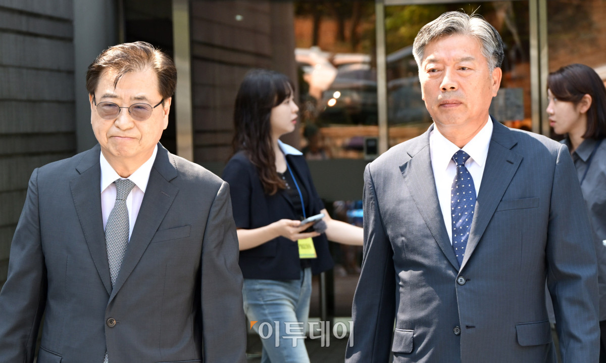 ▲서해 공무원 피격 사건 은폐 의혹으로 재판에 넘겨진 서훈(왼쪽) 전 청와대 국가안보실장과 김홍희 전 해양경찰청장이 16일 서울 서초구 서울고등법원에서 열린 항소심에서 무죄 선고를 받은 후 나오고 있다. 사진공동취재단