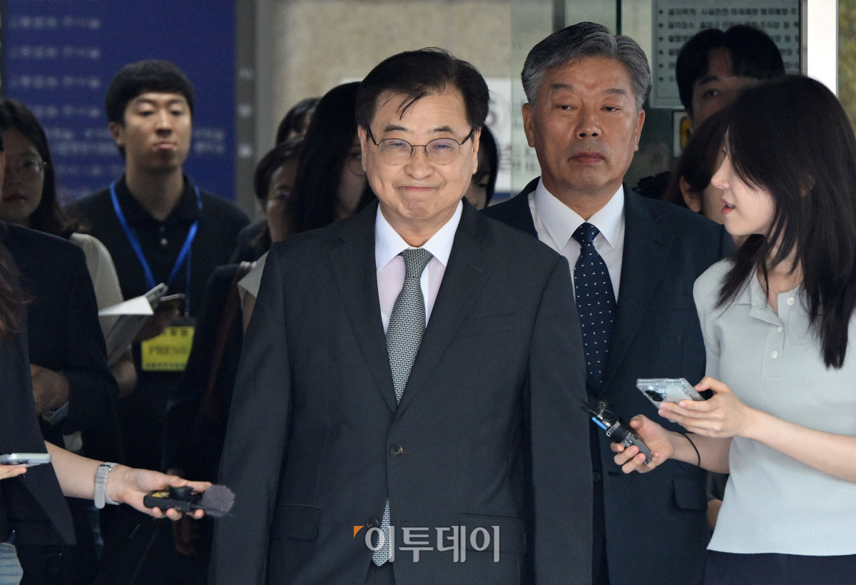 ▲서해 공무원 피격 사건 은폐 의혹으로 재판에 넘겨진 서훈 전 청와대 국가안보실장과 김홍희 전 해양경찰청장이 16일 서울 서초구 서울고등법원에서 열린 항소심에서 무죄 선고를 받은 후 나오고 있다. 사진공동취재단