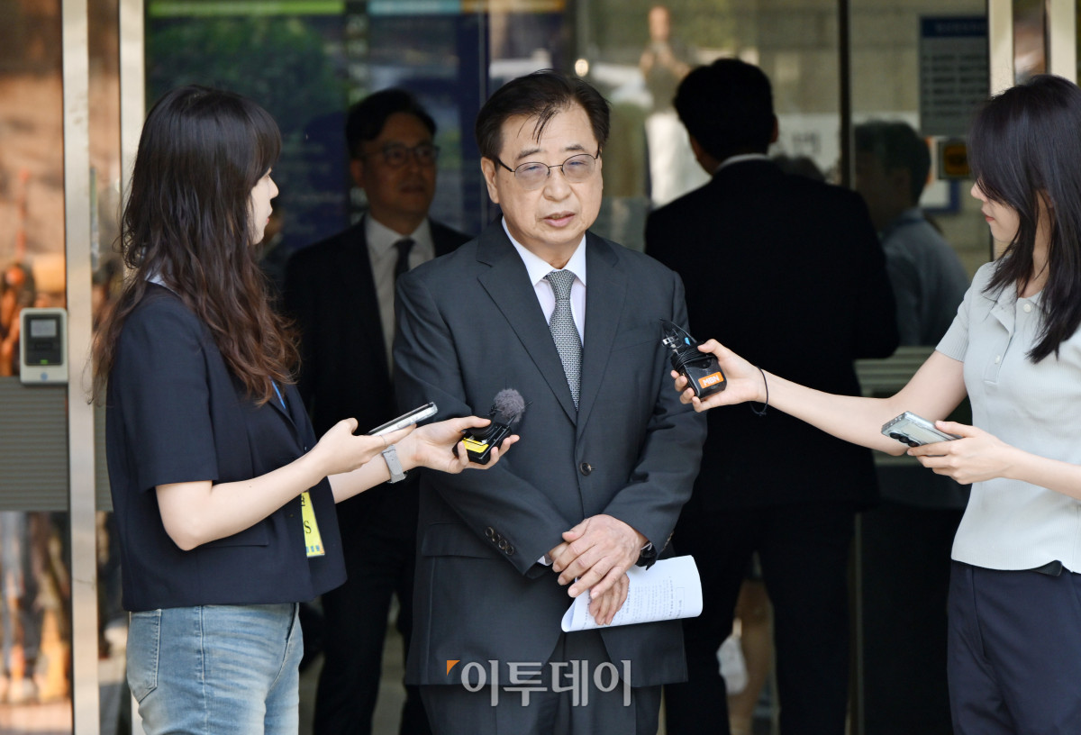 ▲서해 공무원 피격 사건 은폐 의혹으로 재판에 넘겨진 서훈 전 청와대 국가안보실장이 16일 서울 서초구 서울고등법원에서 열린 항소심에서 무죄 선고를 받은 후 취재진의 질의에 답변하고 있다. 사진공동취재단