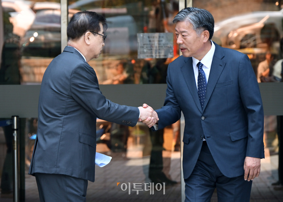 ▲서해 공무원 피격 사건 은폐 의혹으로 재판에 넘겨진 서훈(왼쪽) 전 청와대 국가안보실장과 김홍희 전 해양경찰청장이 16일 서울 서초구 서울고등법원에서 열린 항소심에서 무죄 선고를 받은 후 악수하고 있다. 사진공동취재단