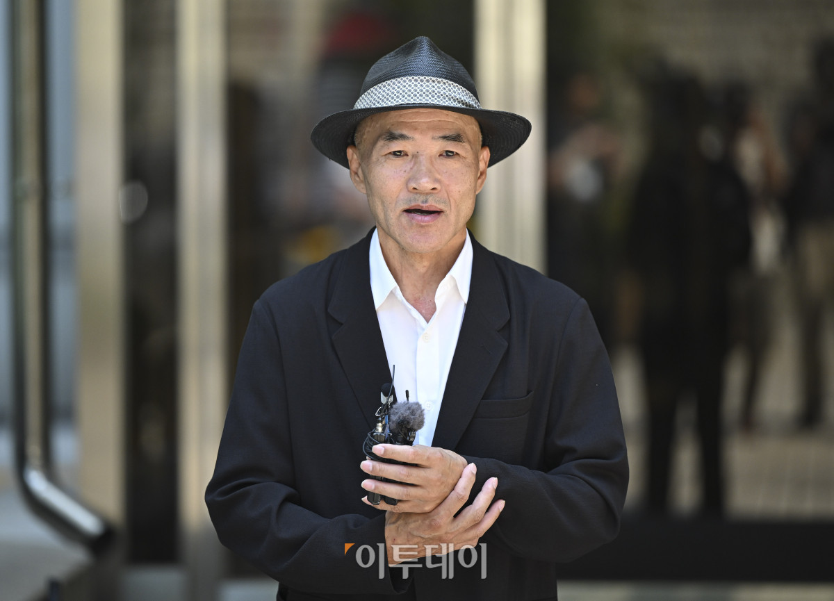 ▲서해 공무원 피격 사건의 유족인 이래진씨가 16일 서울 서초구 법원청사에서 서훈 전 청와대 국가안보실장과 김홍희 전 해양경찰청장이 항소심에서 무죄를 선고받은 것과 관련해 입장을 밝히고 있다. 사진공동취재단