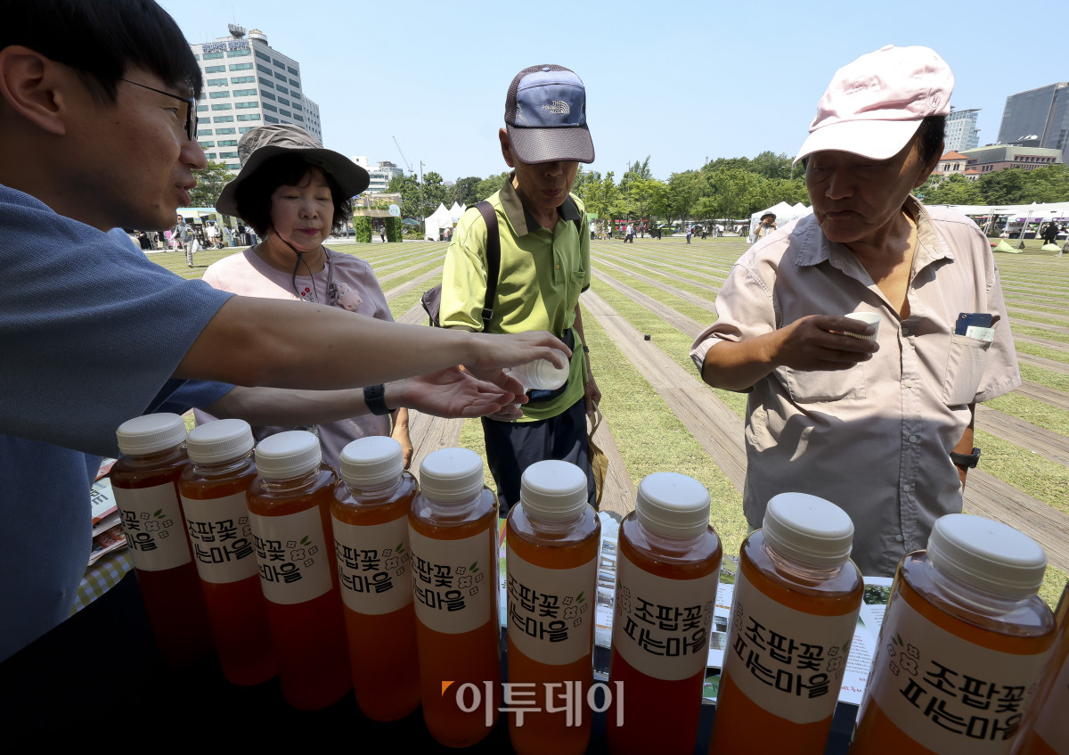 ▲16일 서울 중구 서울광장에서 열린 '2026 농촌여행 페스티벌'을 찾은 시민들이 충남 금산 지역의 특산품으로 만든 음료를 시음하고 있다. 농림축산식품부가 개최하는 이번 행사는 여름 휴가철을 앞두고 도시민들에게 농촌여행의 매력을 알리고, 농촌지역 경제에 활력을 불어넣기 위해 마련됐다. 이날 행사에는 전국 9개 도 대표 농촌체험휴양마을과 농촌관광 관계기관, 청년사업가 등이 참여해 총 67개의 홍보 및 체험 부스를 운영한다. 고성준 기자 joonko1@