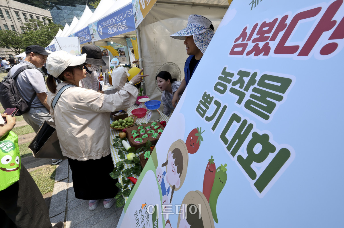 ▲16일 서울 중구 서울광장에서 열린 '2026 농촌여행 페스티벌'을 찾은 시민들이 부스를 둘러보고 있다. 농림축산식품부가 개최하는 이번 행사는 여름 휴가철을 앞두고 도시민들에게 농촌여행의 매력을 알리고, 농촌지역 경제에 활력을 불어넣기 위해 마련됐다. 이날 행사에는 전국 9개 도 대표 농촌체험휴양마을과 농촌관광 관계기관, 청년사업가 등이 참여해 총 67개의 홍보 및 체험 부스를 운영한다. 고성준 기자 joonko1@