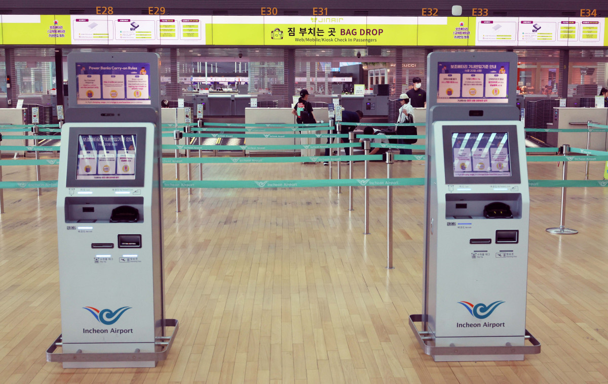 ▲국제유가 하락의 영향으로 국제선 항공권에 부과되는 유류할증료가 상당폭 줄어든다. 16일 업계에 따르면 오는 7월 발권하는 항공권엔 이달 적용됐던 27단계보다 8계단 내려간 유류할증료 19단계가 적용된다. 대한항공은 이달 노선에 따라 편도 기준 최소 6만1500원, 최대 45만1500원의 유류할증료를 부과했지만, 다음 달엔 4만6400원에서 34만4000원을 부과할 계획이다. 이날 인천국제공항 제2여객터미널이 한산한 모습을 보이고 있다. 신태현 기자 holjjak@