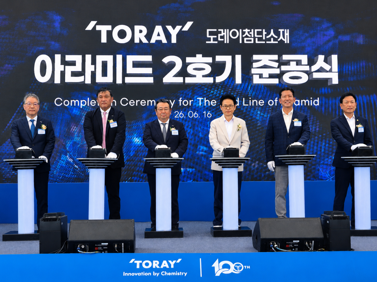 ▲(왼쪽부터) 김영섭 도레이첨단소재 사장, 큐노 모토히사 도레이첨단소재 회장, 니시무라 토모노부 도레이 섬유사업본부장, 이철우 경상북도 도지사, 김장호 구미시장, 박교상 구미시의회 의장 (도레이첨단소재)