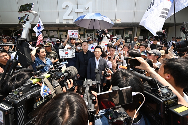 ▲6·3지방선거 투표용지 부족 사태로 촉발된 잠실 개표소 봉쇄 시위가 이어진 16일 국민의힘 장동혁 대표, 김민수 최고위원이 서울 송파구 올림픽공원 핸드볼경기장 개표소를 방문하고 있다. (연합뉴스)