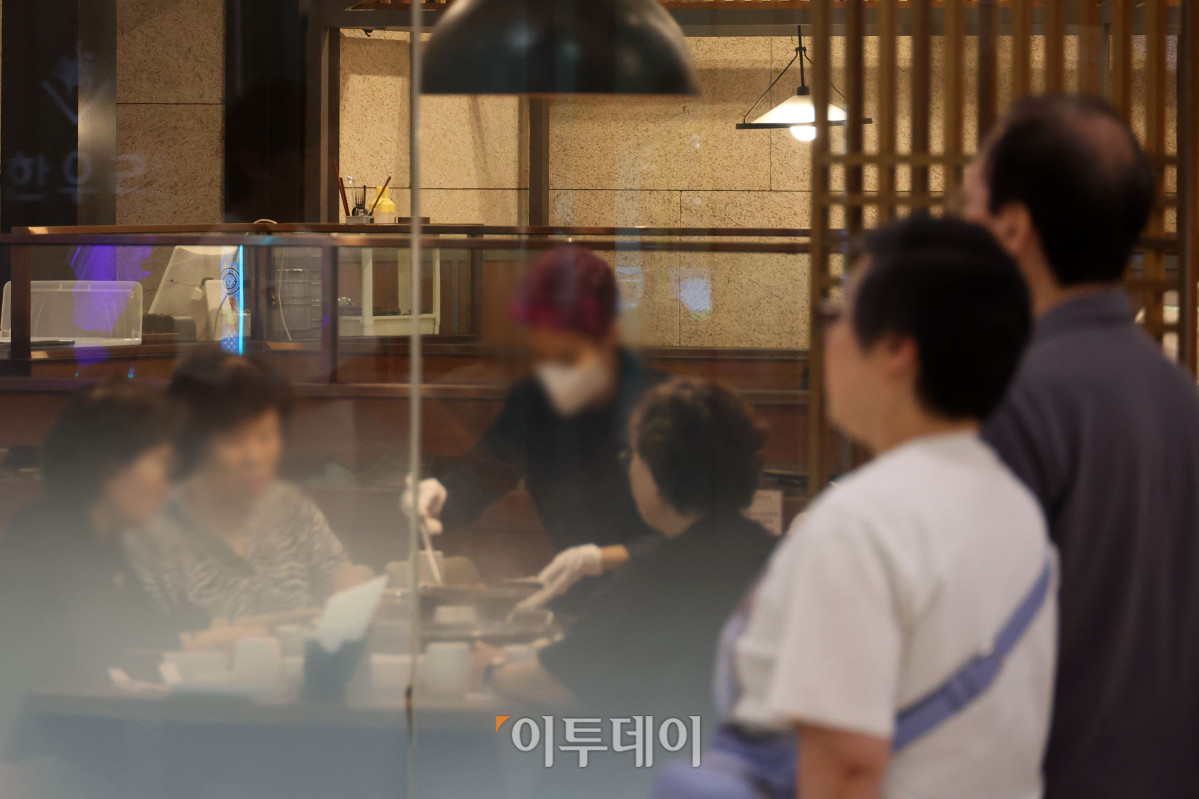 ▲16일 서울의 한 음식점이 분주한 모습이다. 고이란 기자 photoeran@