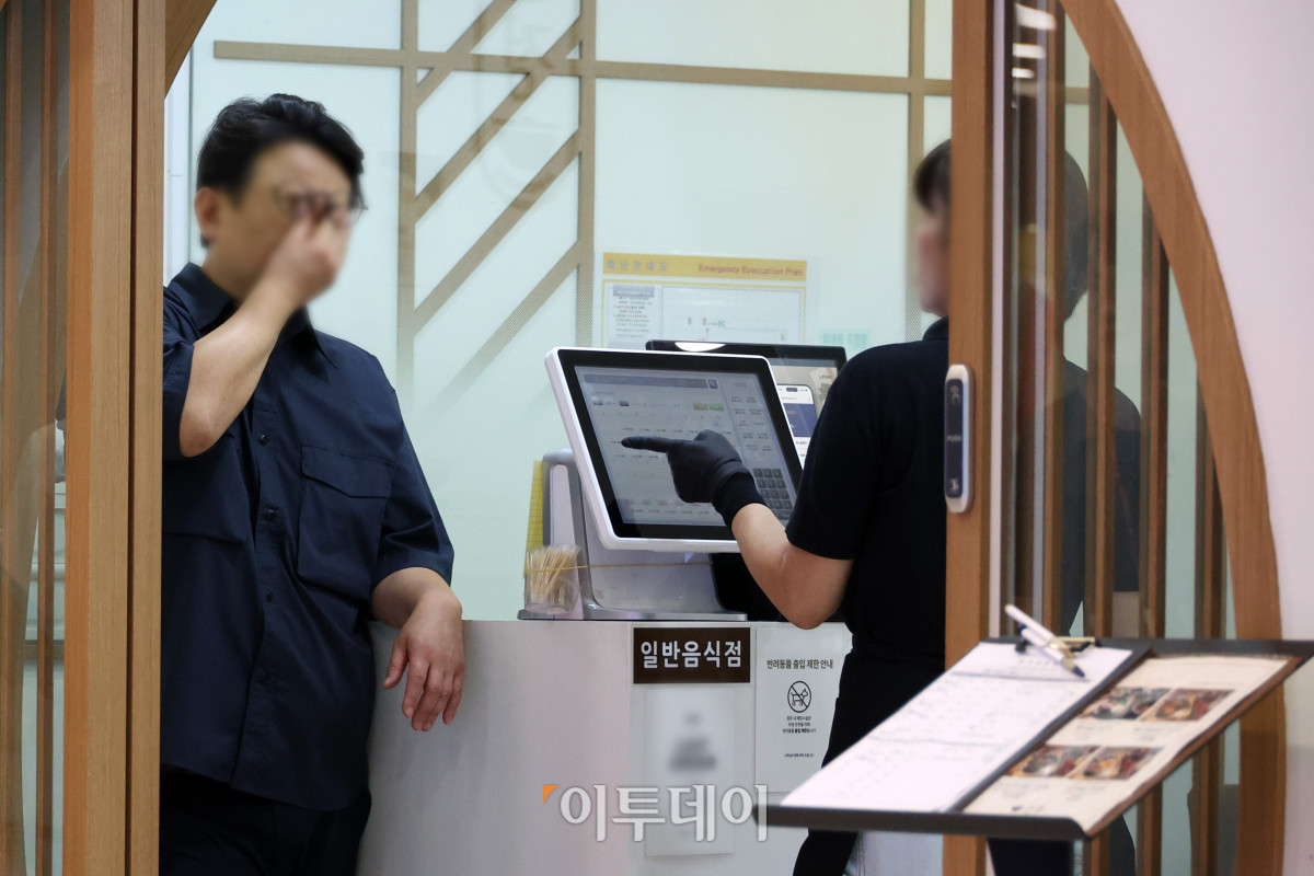 ▲16일 서울의 한 음식점이 분주한 모습이다. 고이란 기자 photoeran@