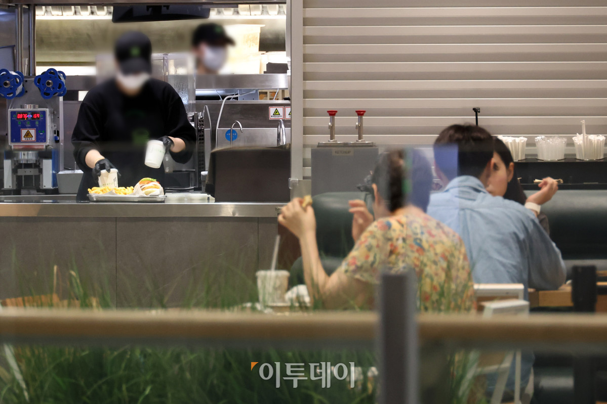 ▲16일 서울의 한 음식점이 분주한 모습이다. 고이란 기자 photoeran@