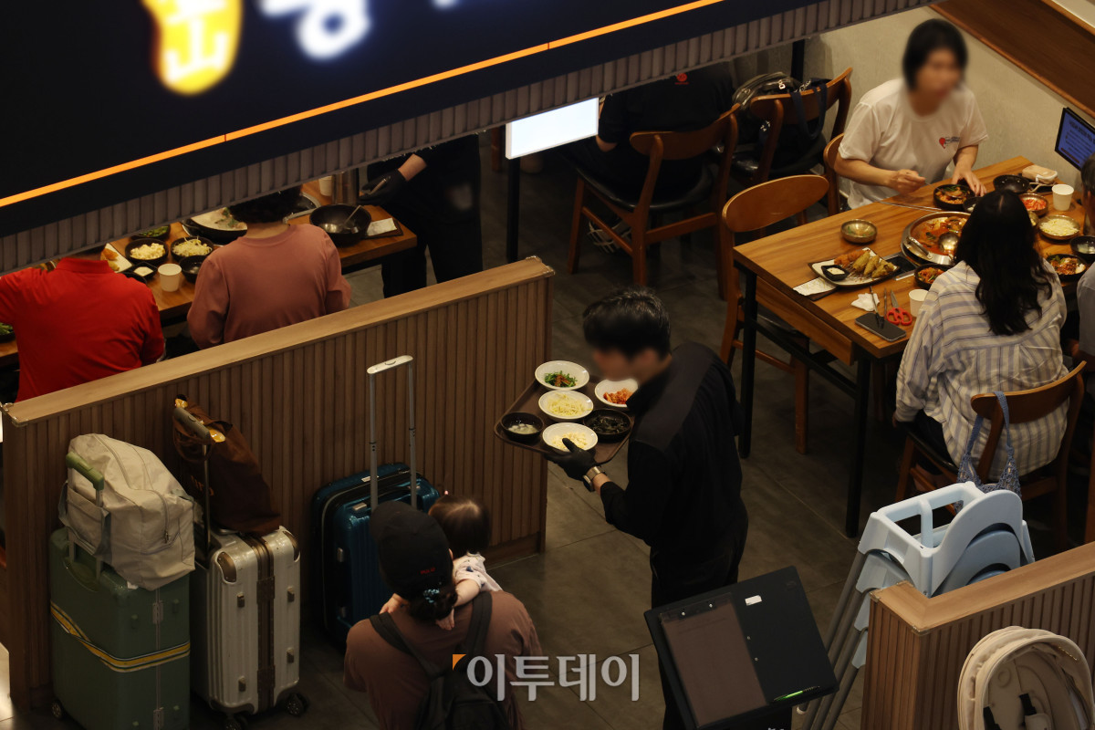 ▲16일 서울의 한 음식점이 분주한 모습이다. 고이란 기자 photoeran@