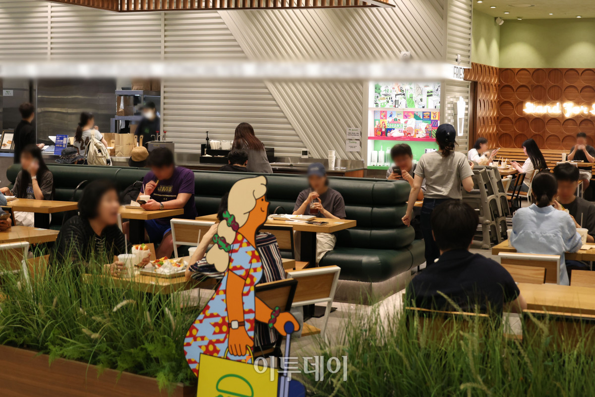 ▲16일 서울의 한 음식점이 분주한 모습이다. 고이란 기자 photoeran@