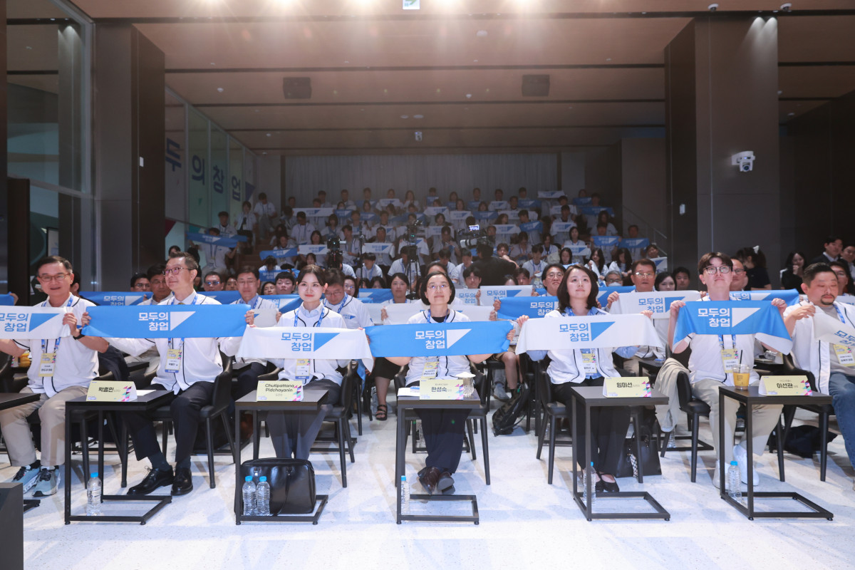 ▲한성숙 중소벤처기업부 장관이 서울특별시 마포구 스타트업‧벤처 캠퍼스 서울(SVC 서울)에서 열린 ‘모두의 창업 1기 출범식’에서 참석자들과 기념촬영을 하고 있다. (사진제공=중소벤처기업부)