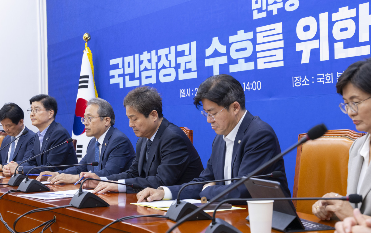 ▲더불어민주당 선거제도 개혁TF 단장인 송기헌 의원이 16일 국회에서 열린 TF 2차 회의에서 발언하고 있다. 사진=연합뉴스