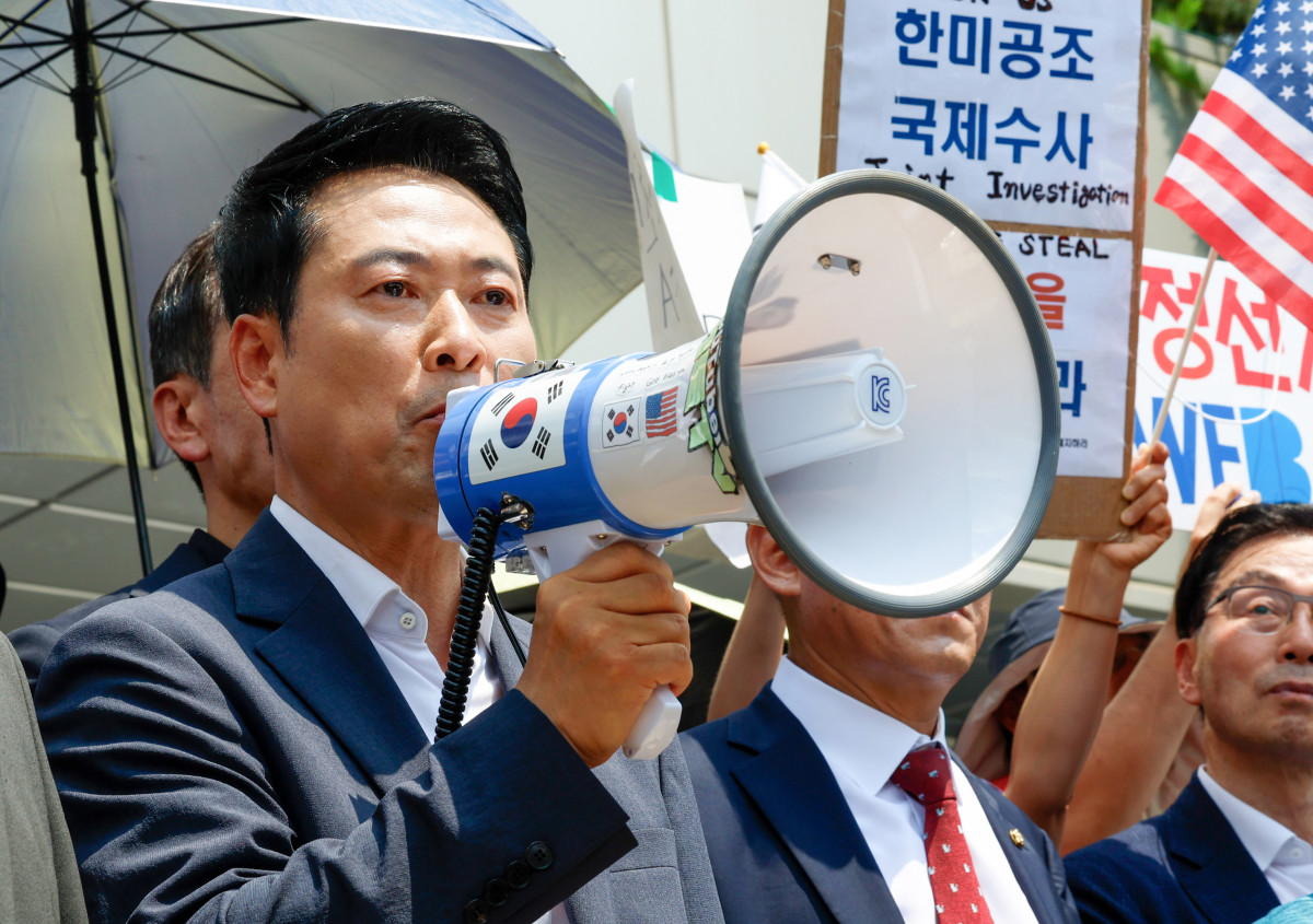 ▲6·3지방선거 투표용지 부족 사태로 촉발된 잠실 개표소 봉쇄 시위가 이어진 16일 국민의힘 장동혁 대표가 서울 송파구 올림픽공원 핸드볼경기장 개표소를 찾아 확성기를 들어 발언하고 있다. (연합뉴스)