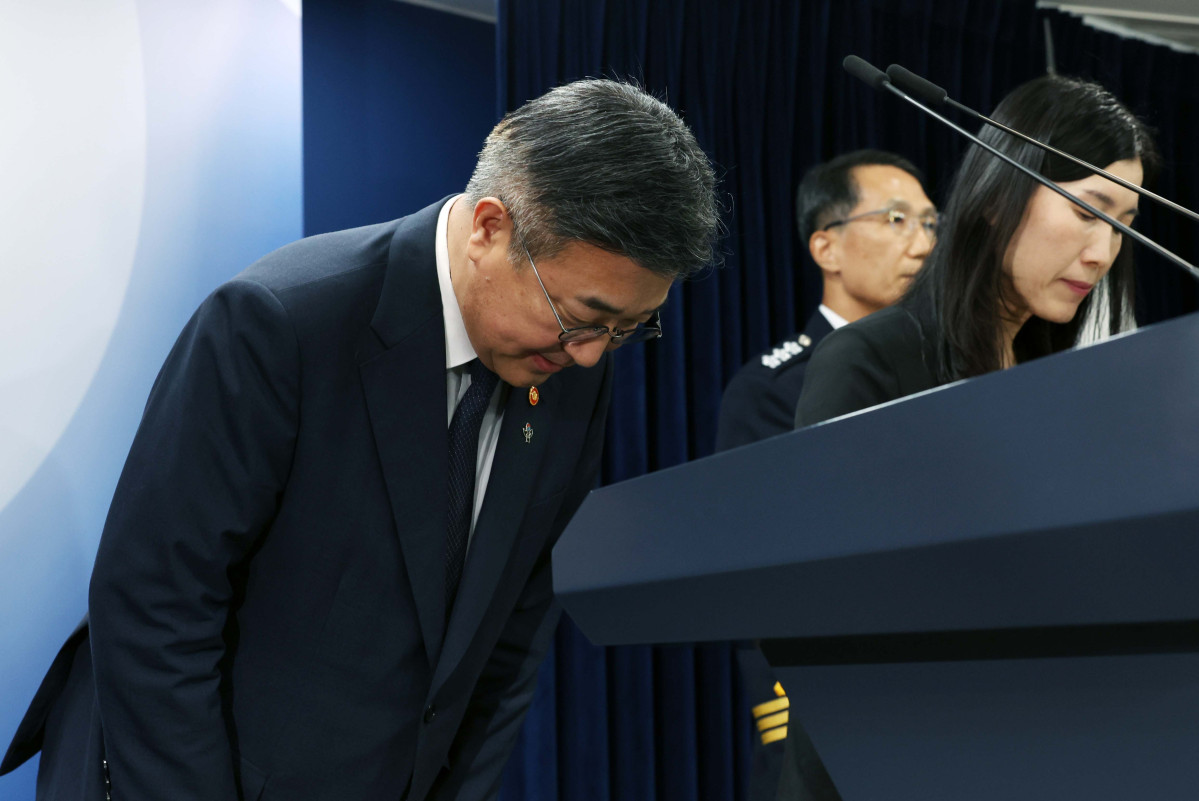 ▲윤호중 행정안전부 장관이 16일 서울 종로구 정부서울청사에서 ‘국민참정권 침해와 서울 잠실 개표소 인근 집단시위’ 관련 대국민 담화문을 발표한 뒤 인사하고 있다. 신태현 기자 holjjak@