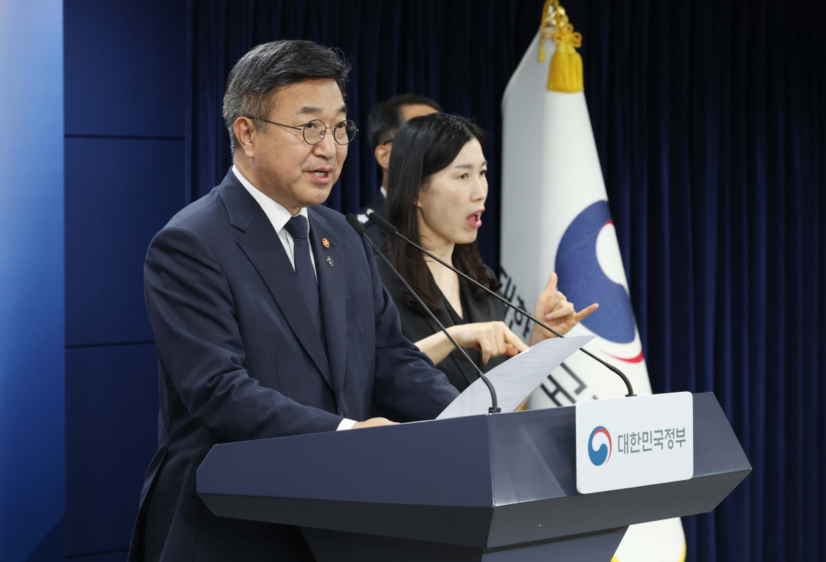 ▲윤호중 행정안전부 장관이 16일 서울 종로구 정부서울청사에서 ‘국민참정권 침해와 서울 잠실 개표소 인근 집단시위’ 관련 대국민 담화문을 발표하고 있다. 신태현 기자 holjjak@