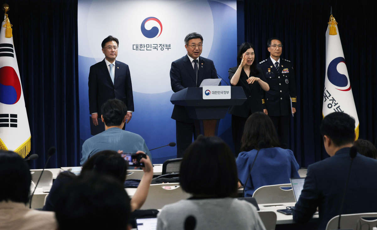 ▲윤호중 행정안전부 장관이 16일 서울 종로구 정부서울청사에서 ‘국민참정권 침해와 서울 잠실 개표소 인근 집단시위’ 관련 대국민 담화문을 발표하고 있다. 신태현 기자 holjjak@