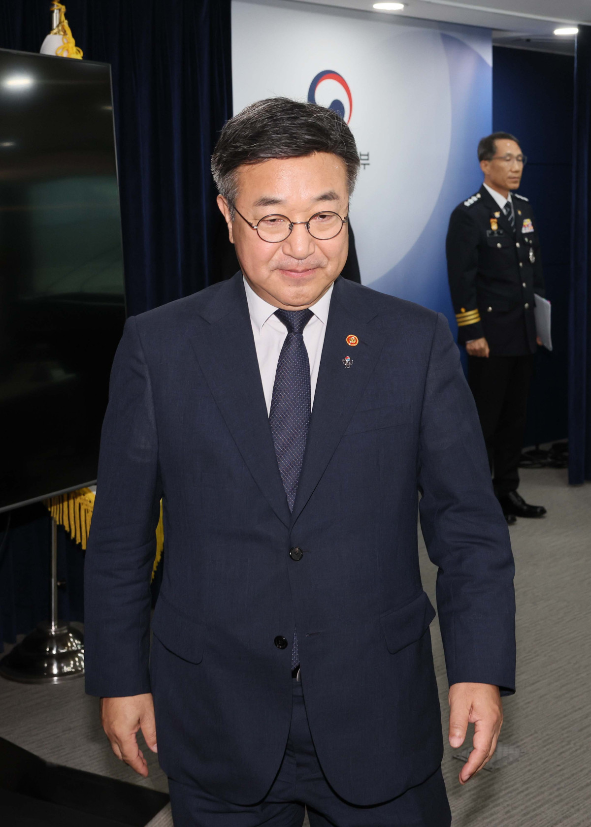 ▲윤호중 행정안전부 장관이 16일 서울 종로구 정부서울청사에서 ‘국민참정권 침해와 서울 잠실 개표소 인근 집단시위’ 관련 대국민 담화문을 발표한 뒤 브리핑룸을 나서고 있다. 신태현 기자 holjjak@