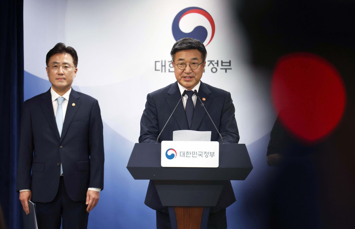 ▲윤호중 행정안전부 장관이 16일 서울 종로구 정부서울청사에서 ‘국민참정권 침해와 서울 잠실 개표소 인근 집단시위’ 관련 대국민 담화문을 발표하고 있다. 신태현 기자 holjjak@