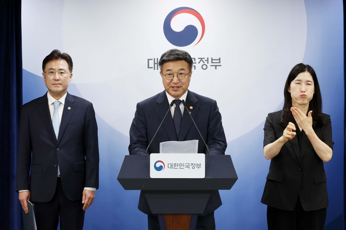 ▲윤호중 행정안전부 장관이 16일 서울 종로구 정부서울청사에서 ‘국민참정권 침해와 서울 잠실 개표소 인근 집단시위’ 관련 대국민 담화문을 발표하고 있다. 신태현 기자 holjjak@